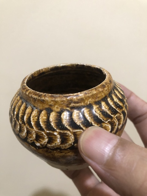 古玩陶瓷褐釉花卉紋罐真品鑒賞圖