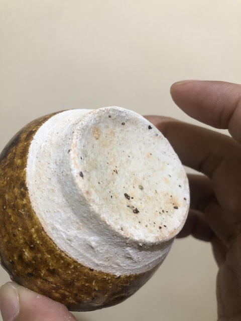 古玩陶瓷褐釉花卉紋罐真品鑒賞圖