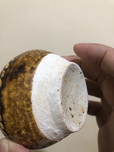 古玩陶瓷褐釉花卉紋罐真品鑒賞圖