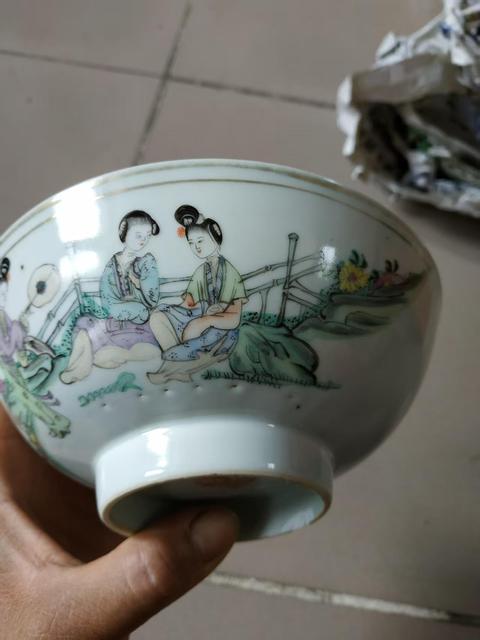 古玩陶瓷粉彩仕女人物蓮子碗真品鑒賞圖