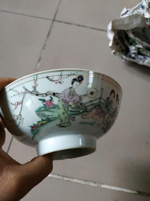 古玩陶瓷粉彩仕女人物蓮子碗真品鑒賞圖