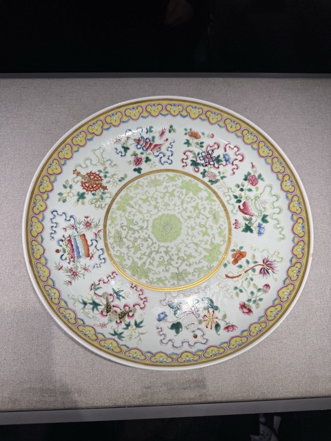 古玩陶瓷粉彩蓮托八寶紋盤真品鑒賞圖