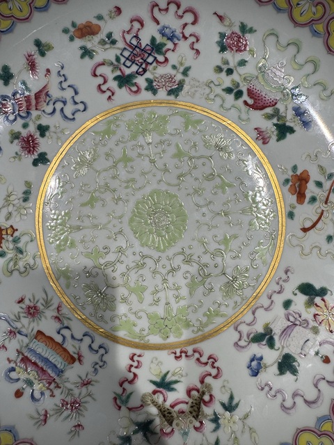古玩陶瓷粉彩蓮托八寶紋盤真品鑒賞圖