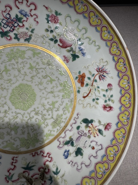 古玩陶瓷粉彩蓮托八寶紋盤真品鑒賞圖