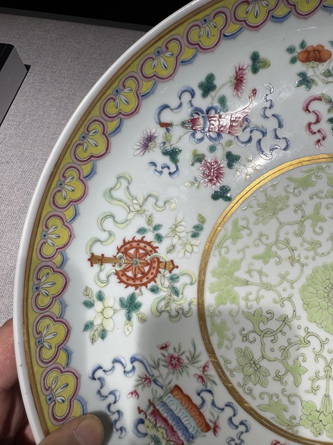 古玩陶瓷粉彩蓮托八寶紋盤真品鑒賞圖