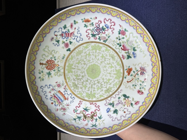 古玩陶瓷粉彩蓮托八寶紋盤真品鑒賞圖