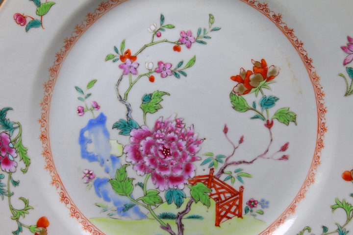 古玩陶瓷清乾隆·粉彩洞石欄桿折枝花卉紋折沿盤拍賣，當前價格1352元