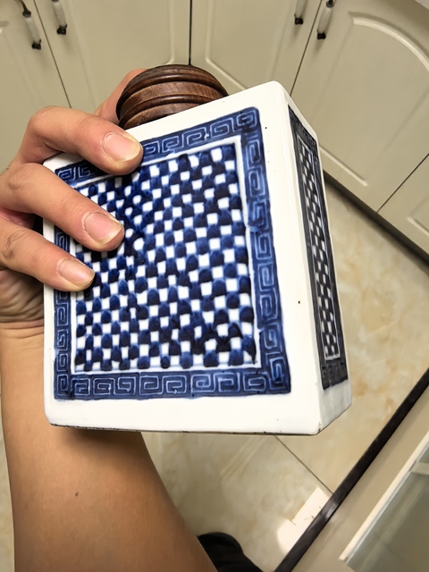 古玩陶瓷青花網格紋茶葉罐真品鑒賞圖