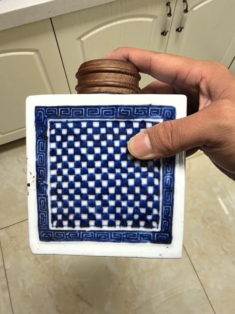 古玩陶瓷青花網格紋茶葉罐真品鑒賞圖