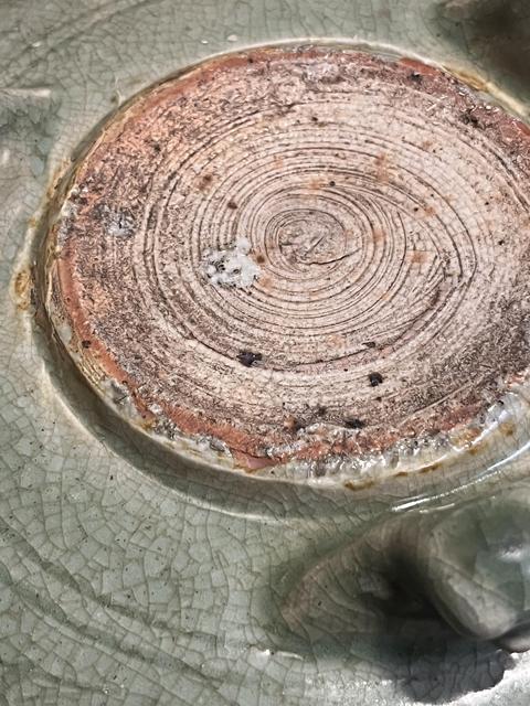 古玩陶瓷明代龍泉窯系青釉劃花香爐真品鑒賞圖