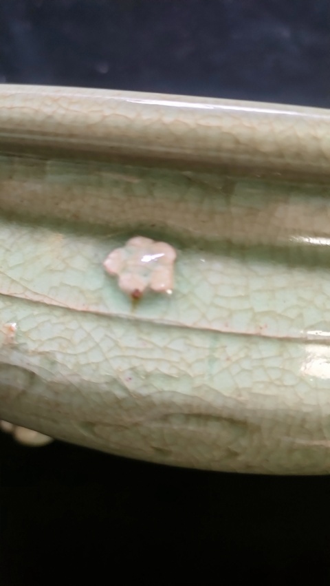 古玩陶瓷明代龍泉窯系青釉劃花香爐真品鑒賞圖