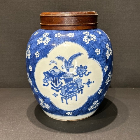 古玩陶瓷青花冰梅開光博古圖罐真品鑒賞圖