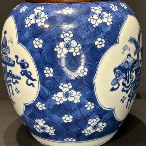 古玩陶瓷青花冰梅開光博古圖罐真品鑒賞圖