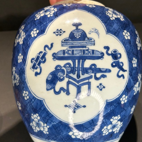 古玩陶瓷青花冰梅開光博古圖罐真品鑒賞圖