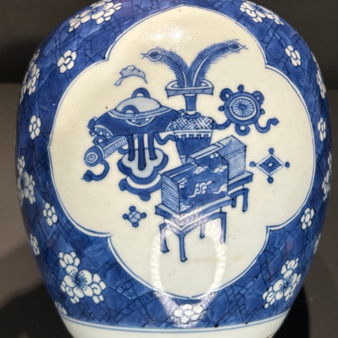 古玩陶瓷青花冰梅開光博古圖罐真品鑒賞圖