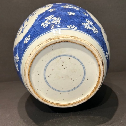 古玩陶瓷青花冰梅開光博古圖罐真品鑒賞圖