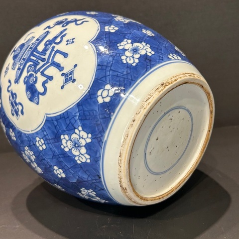 古玩陶瓷青花冰梅開光博古圖罐真品鑒賞圖