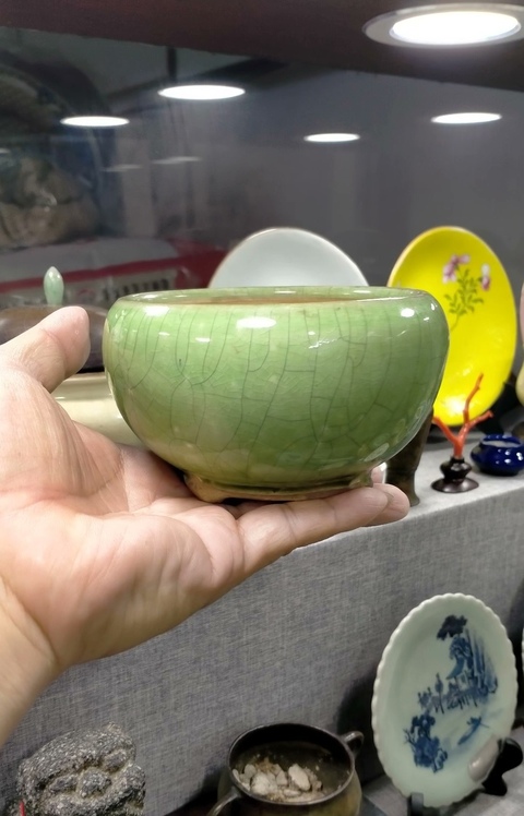 古玩陶瓷漳州窯綠哥釉三足爐真品鑒賞圖