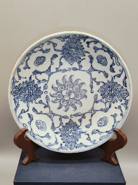 古玩陶瓷淡描青花盤真品鑒賞圖