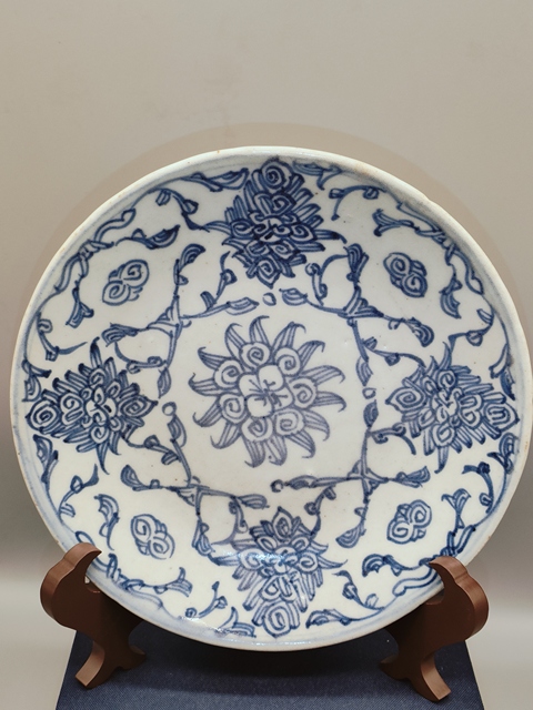 古玩陶瓷淡描青花盤真品鑒賞圖