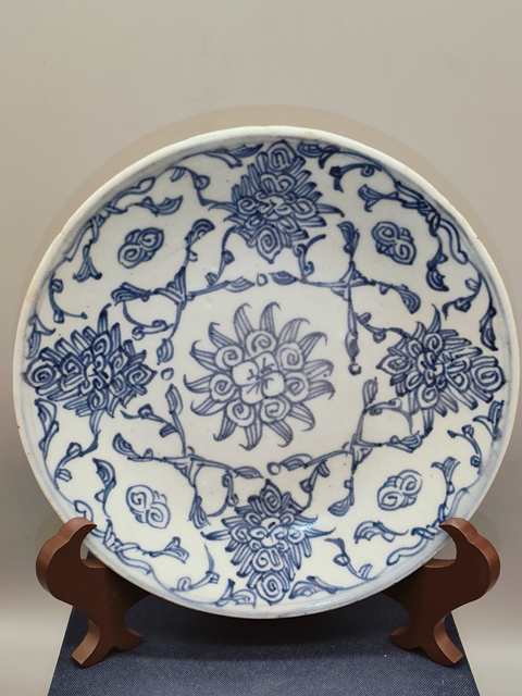 古玩陶瓷淡描青花盤真品鑒賞圖