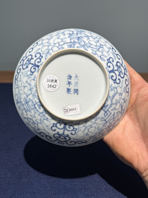 古玩陶瓷同治青花壽桃紋盤真品鑒賞圖