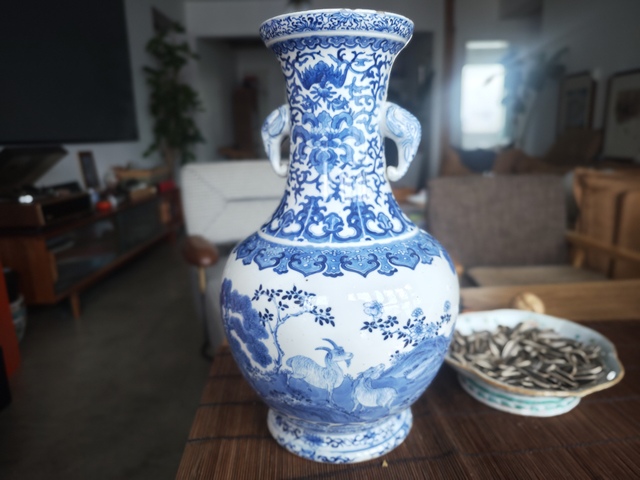 古玩陶瓷三陽開泰青花雙耳瓶真品鑒賞圖