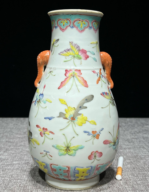 古玩陶瓷清晚期 粉彩百蝶雙耳尊真品鑒賞圖