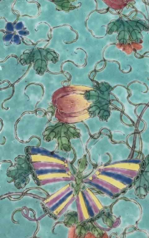 古玩陶瓷瓜蝶連綿粉彩盤真品鑒賞圖