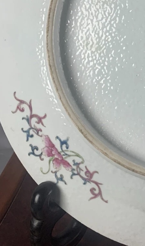 古玩陶瓷瓜蝶連綿粉彩盤真品鑒賞圖