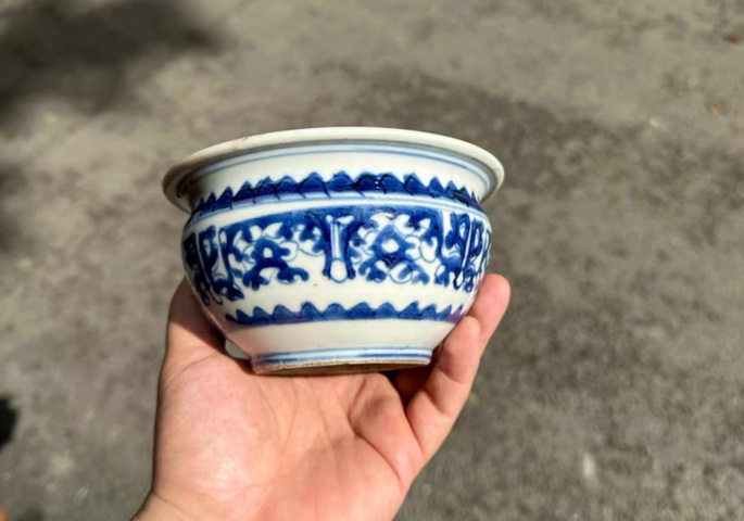 古玩陶瓷拐子龍紋青花香爐真品鑒賞圖