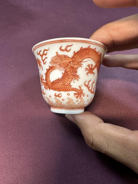 古玩陶瓷礬紅趕珠龍紋仰鐘杯真品鑒賞圖