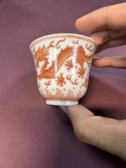 古玩陶瓷礬紅趕珠龍紋仰鐘杯真品鑒賞圖
