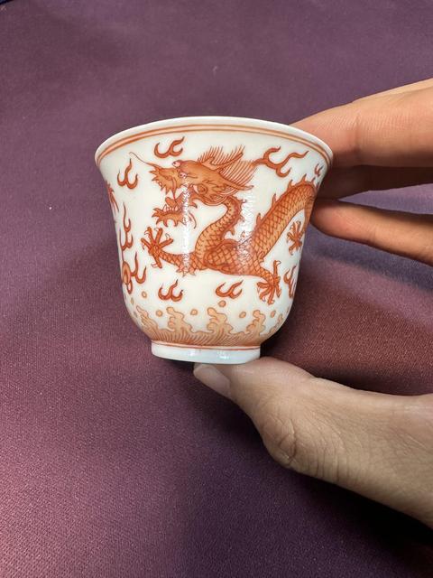 古玩陶瓷礬紅趕珠龍紋仰鐘杯真品鑒賞圖