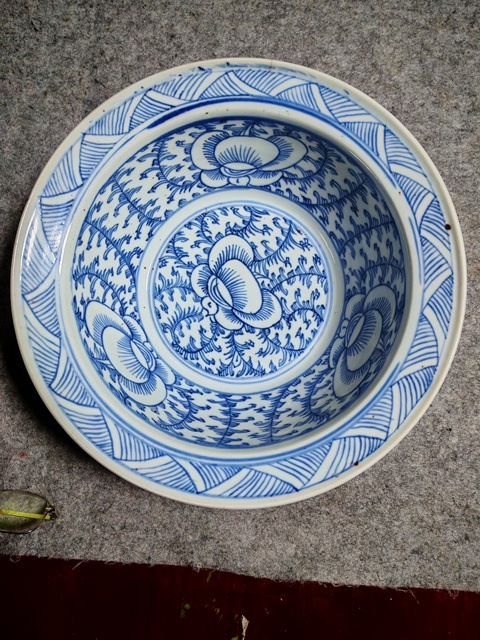 古玩陶瓷纏枝花卉紋青花凈手盆真品鑒賞圖