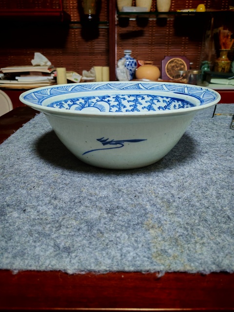 古玩陶瓷纏枝花卉紋青花凈手盆真品鑒賞圖