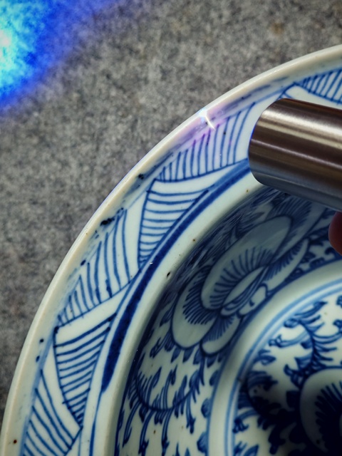 古玩陶瓷纏枝花卉紋青花凈手盆真品鑒賞圖