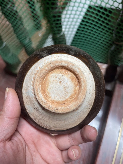 古玩陶瓷芒口圈足覆燒工藝褐釉盞真品鑒賞圖