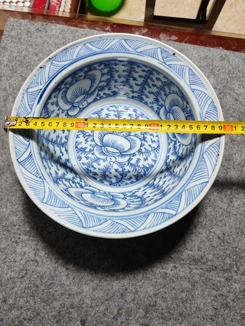 古玩陶瓷纏枝花卉紋青花凈手盆真品鑒賞圖