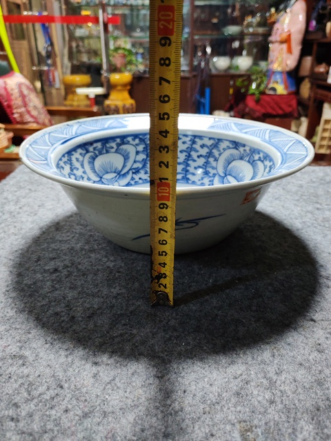 古玩陶瓷纏枝花卉紋青花凈手盆真品鑒賞圖