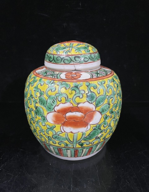 古玩陶瓷黃地粉彩花卉紋蓋罐真品鑒賞圖