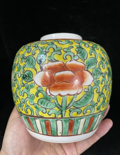 古玩陶瓷黃地粉彩花卉紋蓋罐真品鑒賞圖