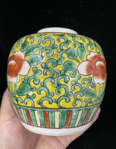 古玩陶瓷黃地粉彩花卉紋蓋罐真品鑒賞圖