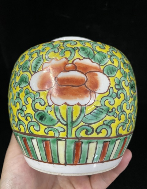古玩陶瓷黃地粉彩花卉紋蓋罐真品鑒賞圖