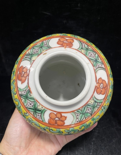 古玩陶瓷黃地粉彩花卉紋蓋罐真品鑒賞圖