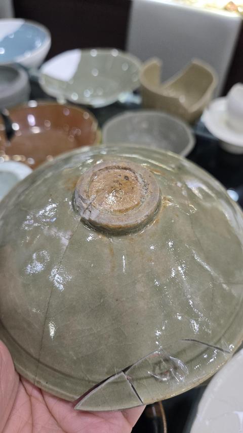 古玩陶瓷耀州窯青釉花卉紋茶盞真品鑒賞圖