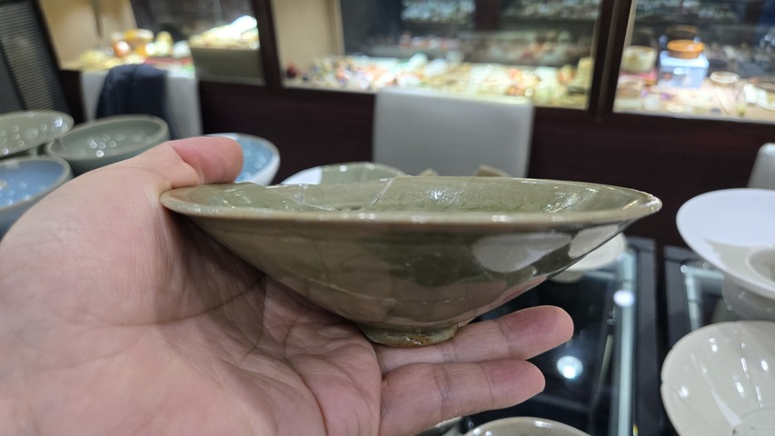 古玩陶瓷耀州窯青釉花卉紋茶盞真品鑒賞圖