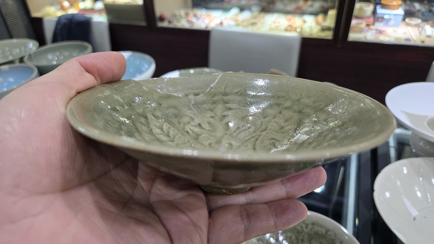 古玩陶瓷耀州窯青釉花卉紋茶盞真品鑒賞圖