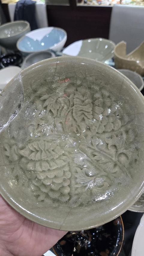 古玩陶瓷耀州窯青釉花卉紋茶盞真品鑒賞圖