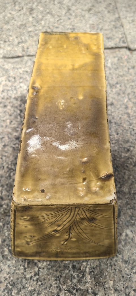古玩陶瓷明晚期黃釉刻花花卉紋銀錠型瓷枕拍賣，當前價格3600元